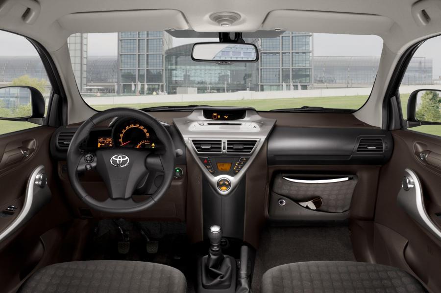  Toyota iQ 2008 года  (фото 72 из 225)